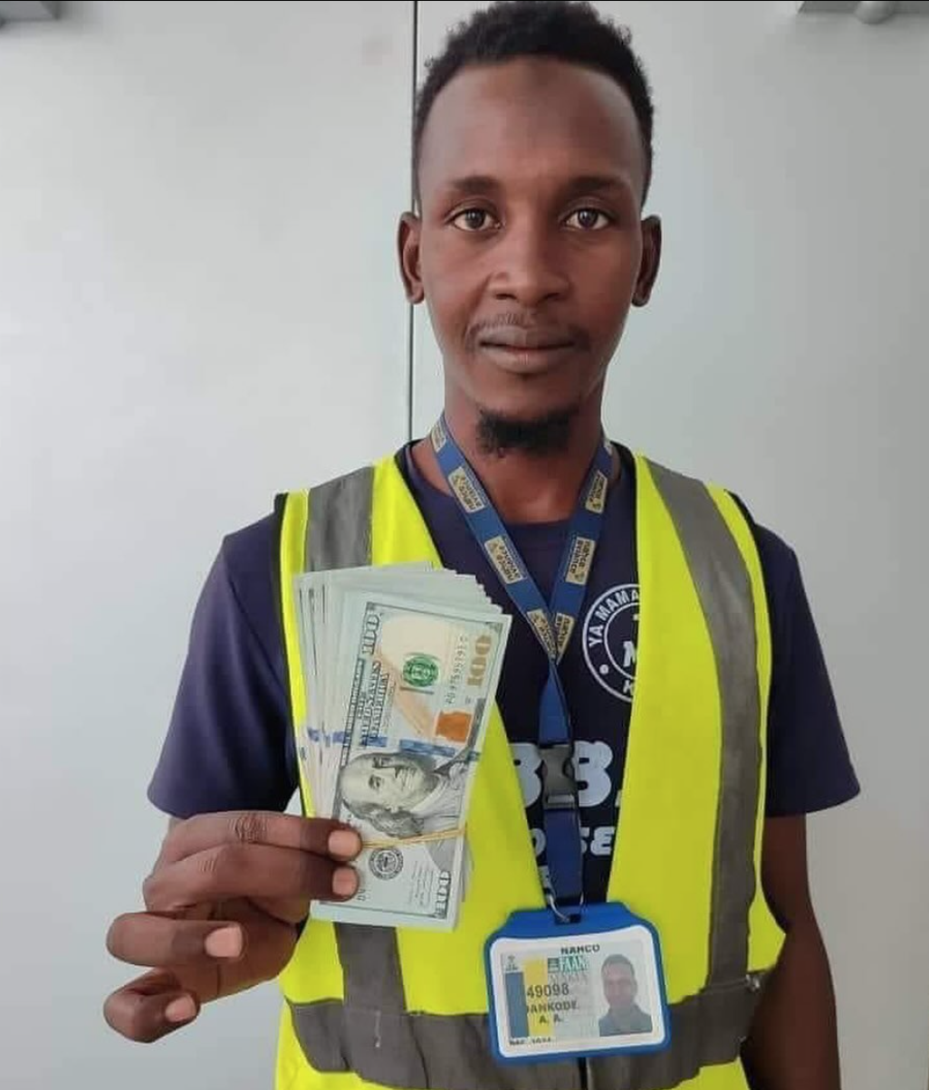 Nigerians react as Airport cleaner returns $10,000 found in aircraft | TheNewsGuru