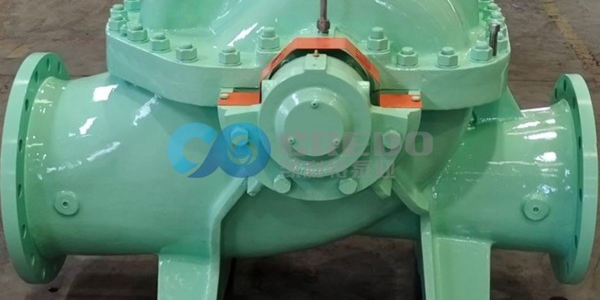 What types of bearings are commonly used in a horizontal split case centrifugal pump