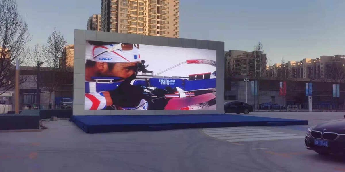 Where can I get outdoor displays with high brightness adjustment range to adapt to day and night light?