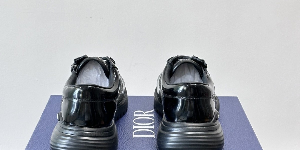 Prada最新厚底馬丁靴！演繹都市風尚