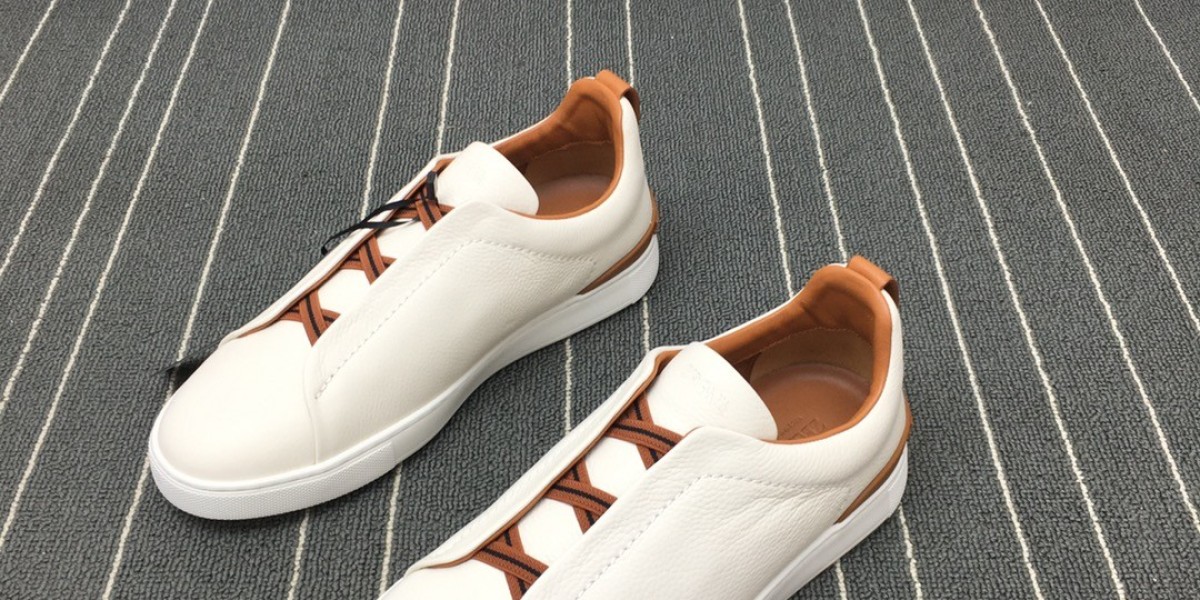 普拉達 FW24秀款 這款緞面高跟鞋融合昔日優雅風格與當代經典元素