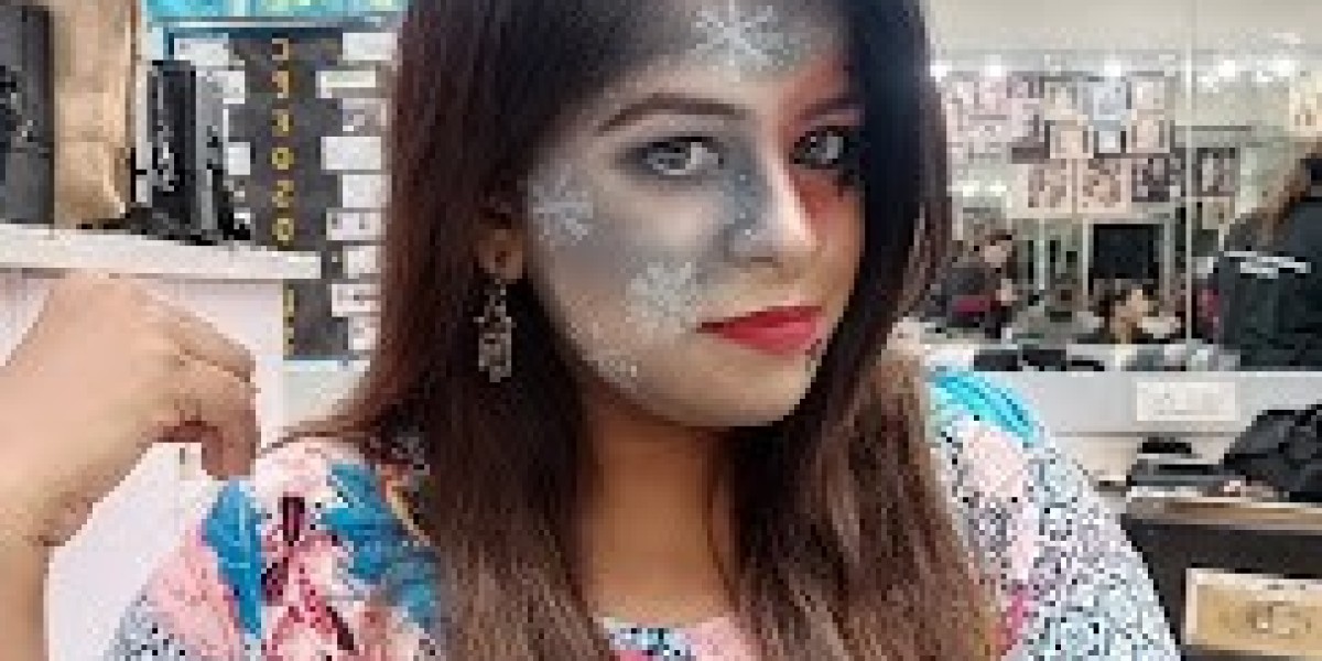 Lakme Academy Bandra, Powered by Aptech:- Best Makeup Institute in Bandra